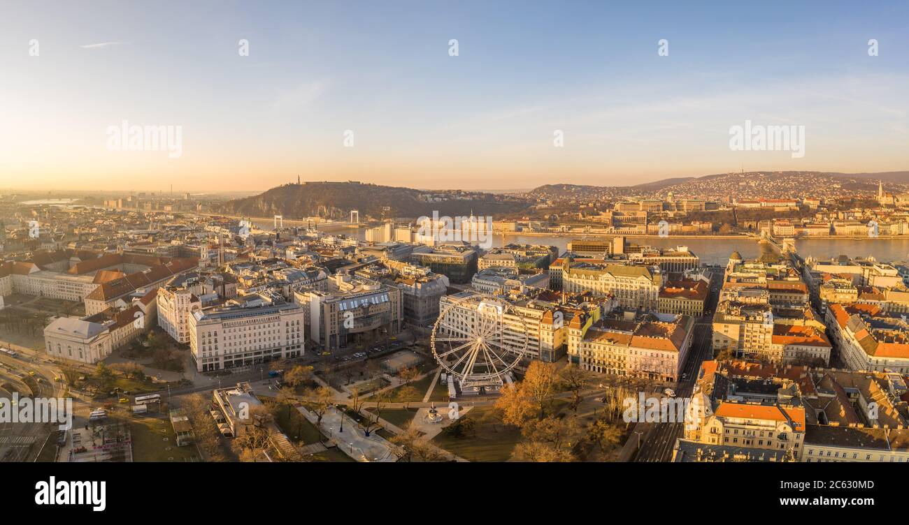 Panorama-Drohne Aufnahme von Erzsebet ter Platz bei Sonnenaufgang im Budapet Innenstadt Stockfoto