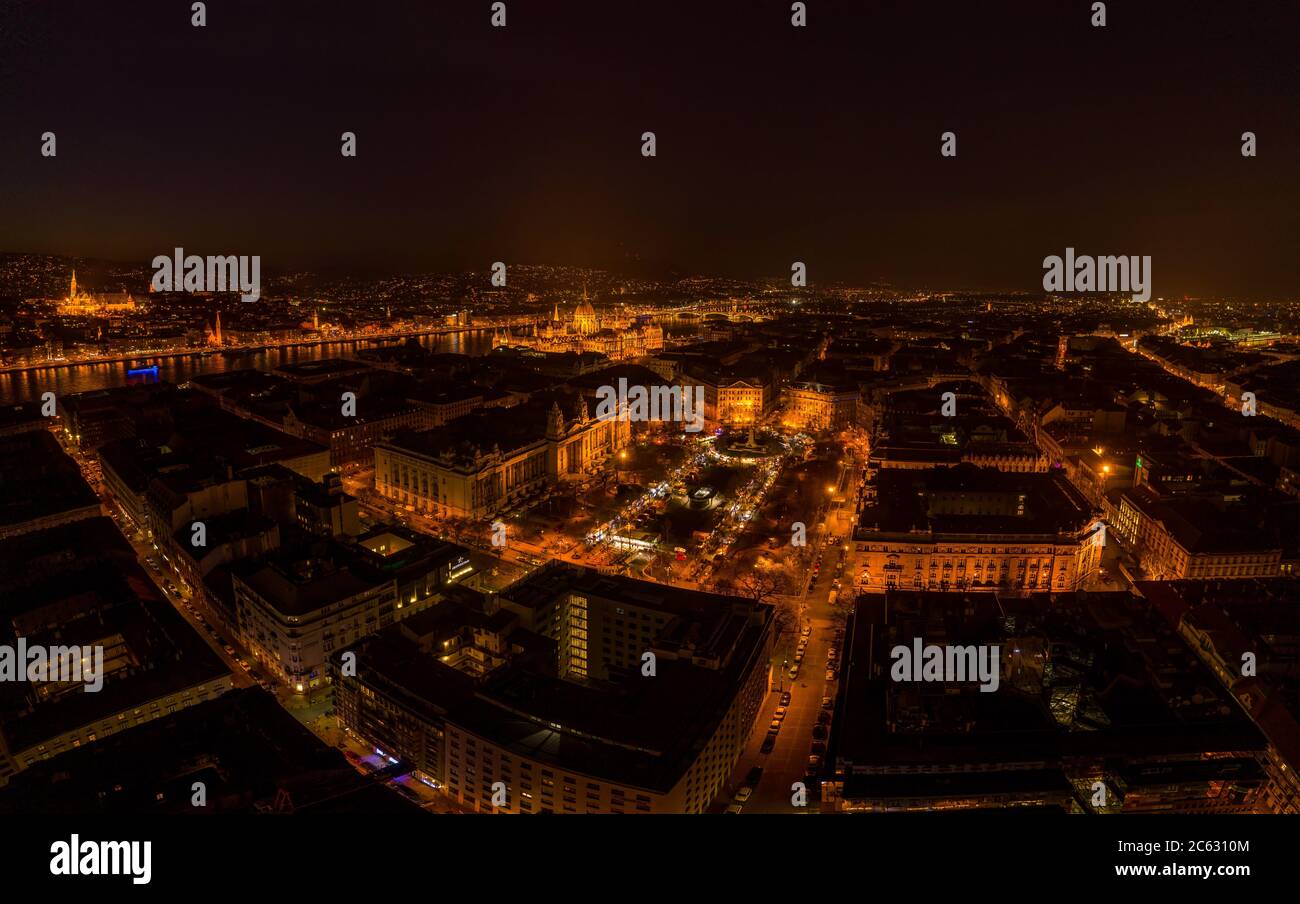 Luftdrohne Aufnahme von Liberty Square mit Licht an in Budapest Abend Stockfoto