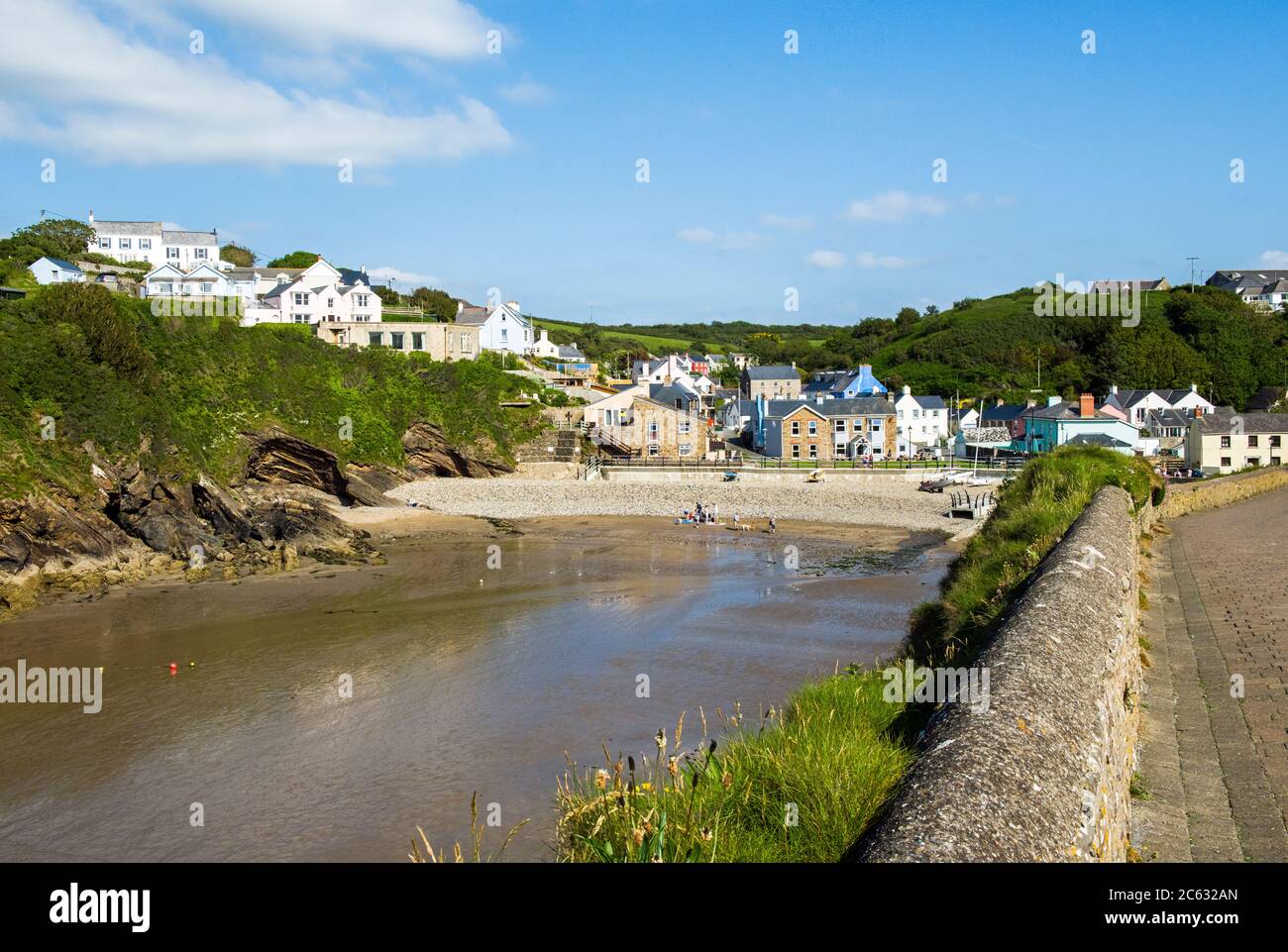 Das Küstendorf Little Haven an der Pembrokeshire Küste in West Wales an einem sonnigen Junitag. Stockfoto