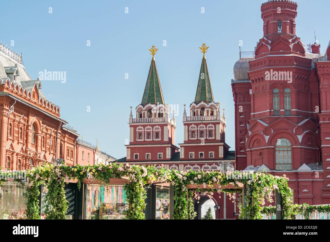 Moskau, Russland - 11. April 2018: Voskresenskie Tore und hystorisches Museum am Roten Platz, schöne Dekotation am Maneschnaja-Platz Stockfoto