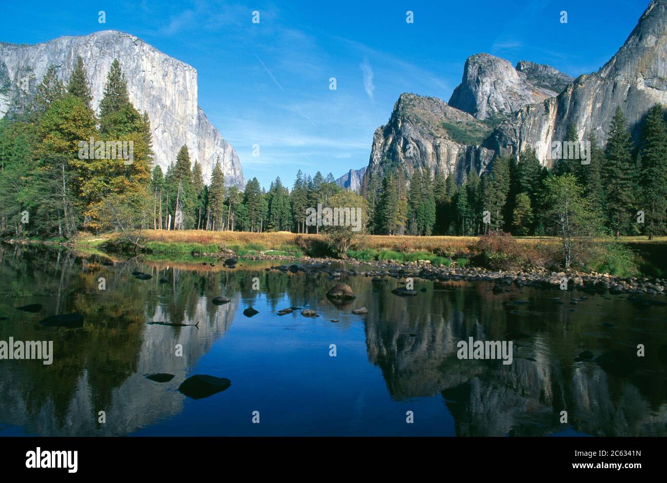 Blick auf das Yosemite Valley mit dem berühmten El Capitan und dem idyllischen Merced River, Kalifornien, USA Stockfoto