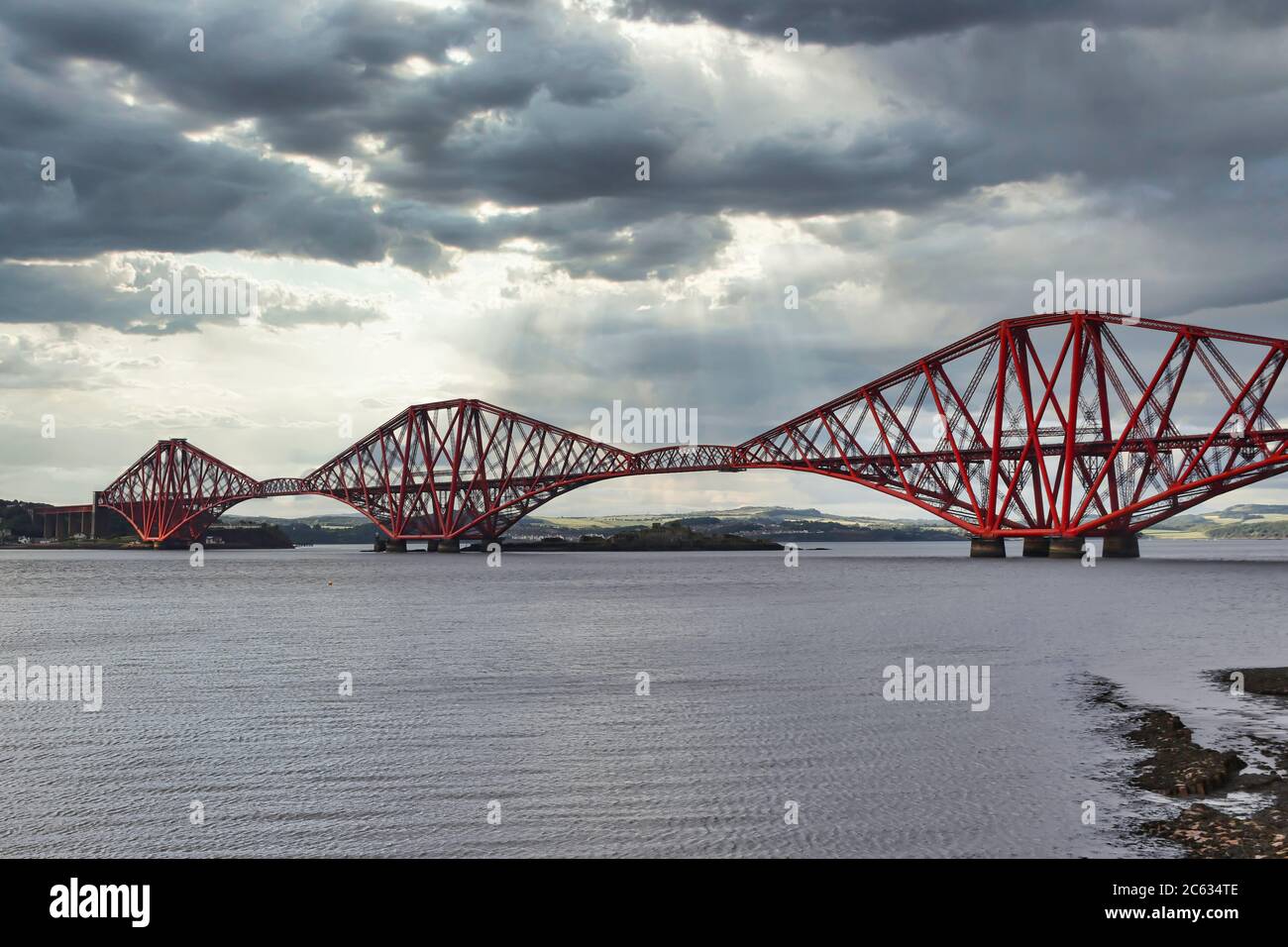 Forth Bridge aus South Queensferry, Schottland, Großbritannien mit dramatischem bewölktem Himmel Stockfoto