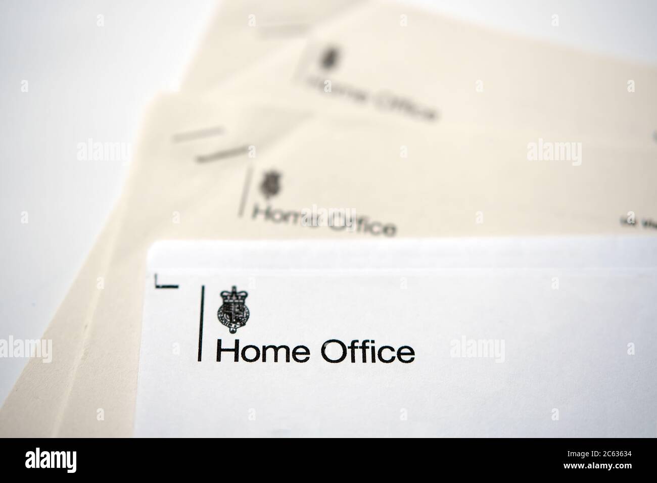 UK Home Office Papierbriefe in braunem Umschlag erhalten. Authentische Dokumente. Konzept für Visa und Einwanderung Stockfoto
