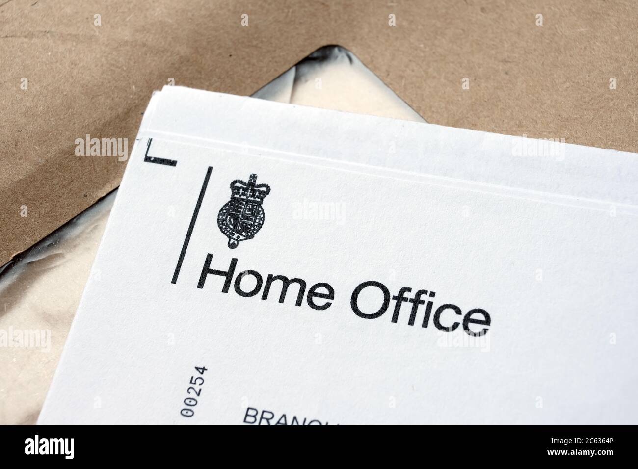 UK Home Office Papierbriefe in braunem Umschlag erhalten. Authentische Dokumente. Konzept für Visa und Einwanderung Stockfoto