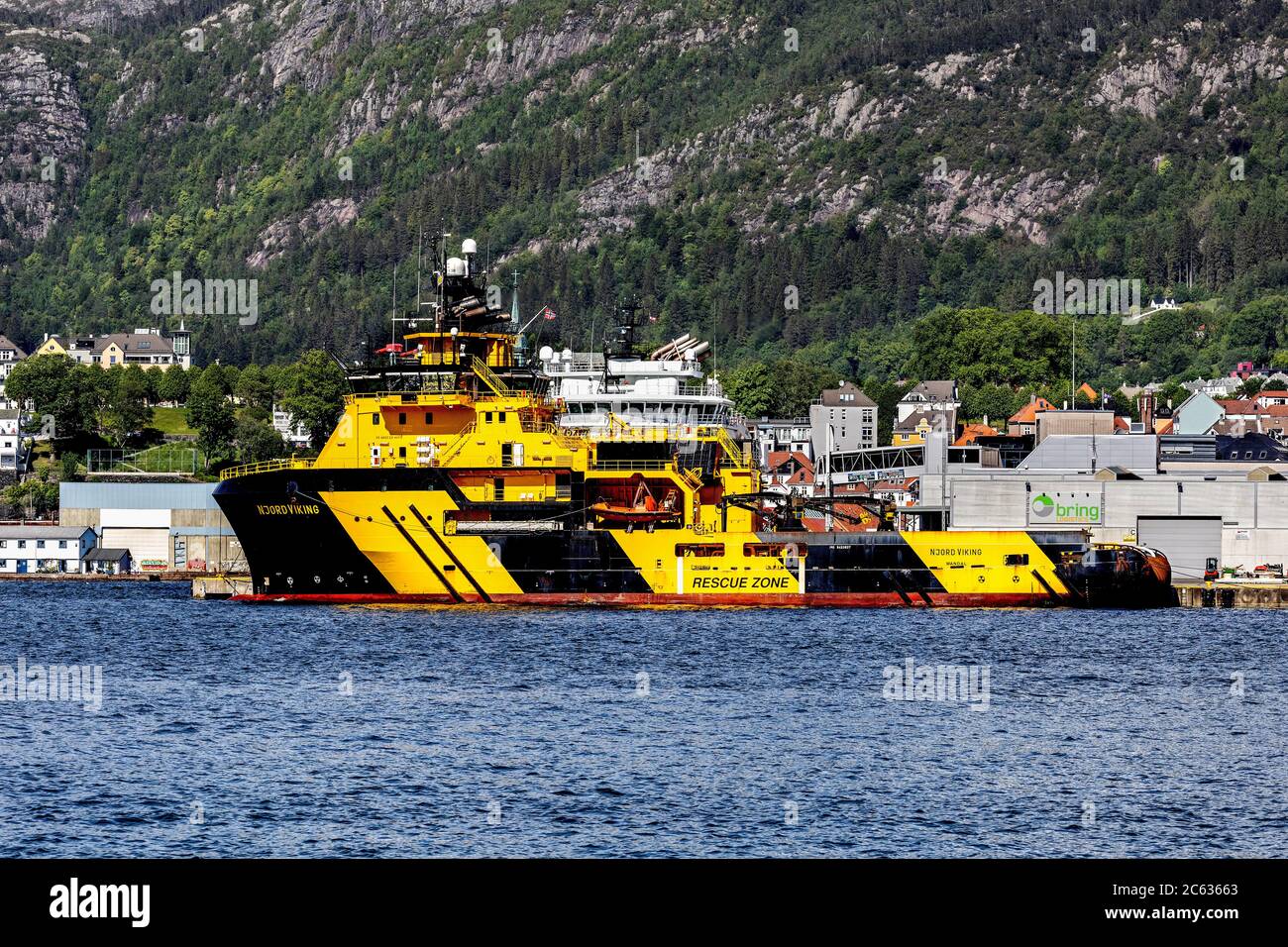 Offshore-Versorgung AHTS Schiff Njord Viking am Jekteviksterminalen Kai, in Damsgaardssundet, im Hafen von Bergen, Norwegen. Stockfoto