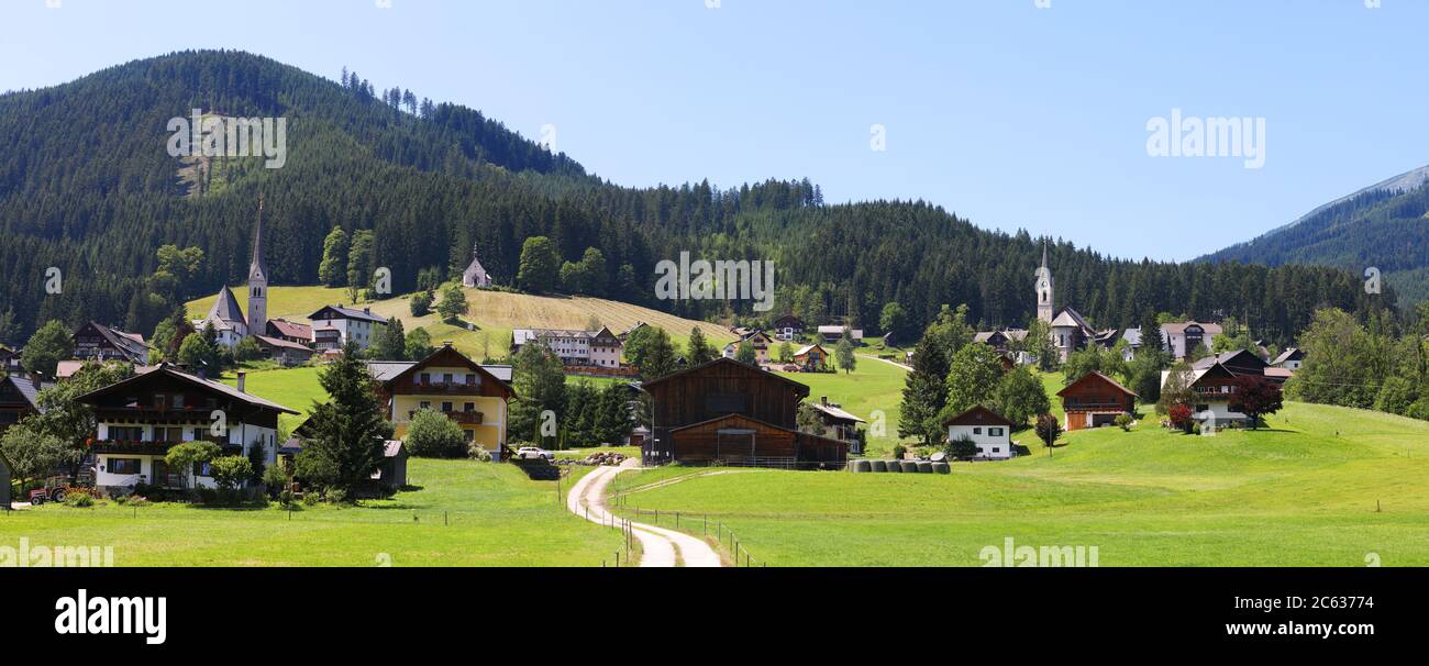 Schöne panoramische alpine Ansicht von Gosau Dorf, Österreich Stockfoto