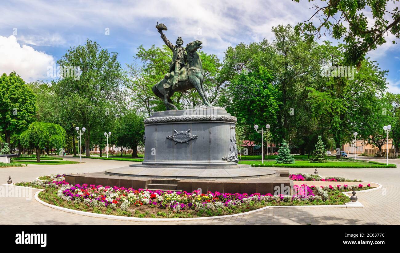 Izmail, Ukraine 06.07.2020. Das Denkmal Alexander Suworows, die Suworow-Allee, die Stadt Izmail in der Ukraine, auf den sonnigen Sommertag Stockfoto