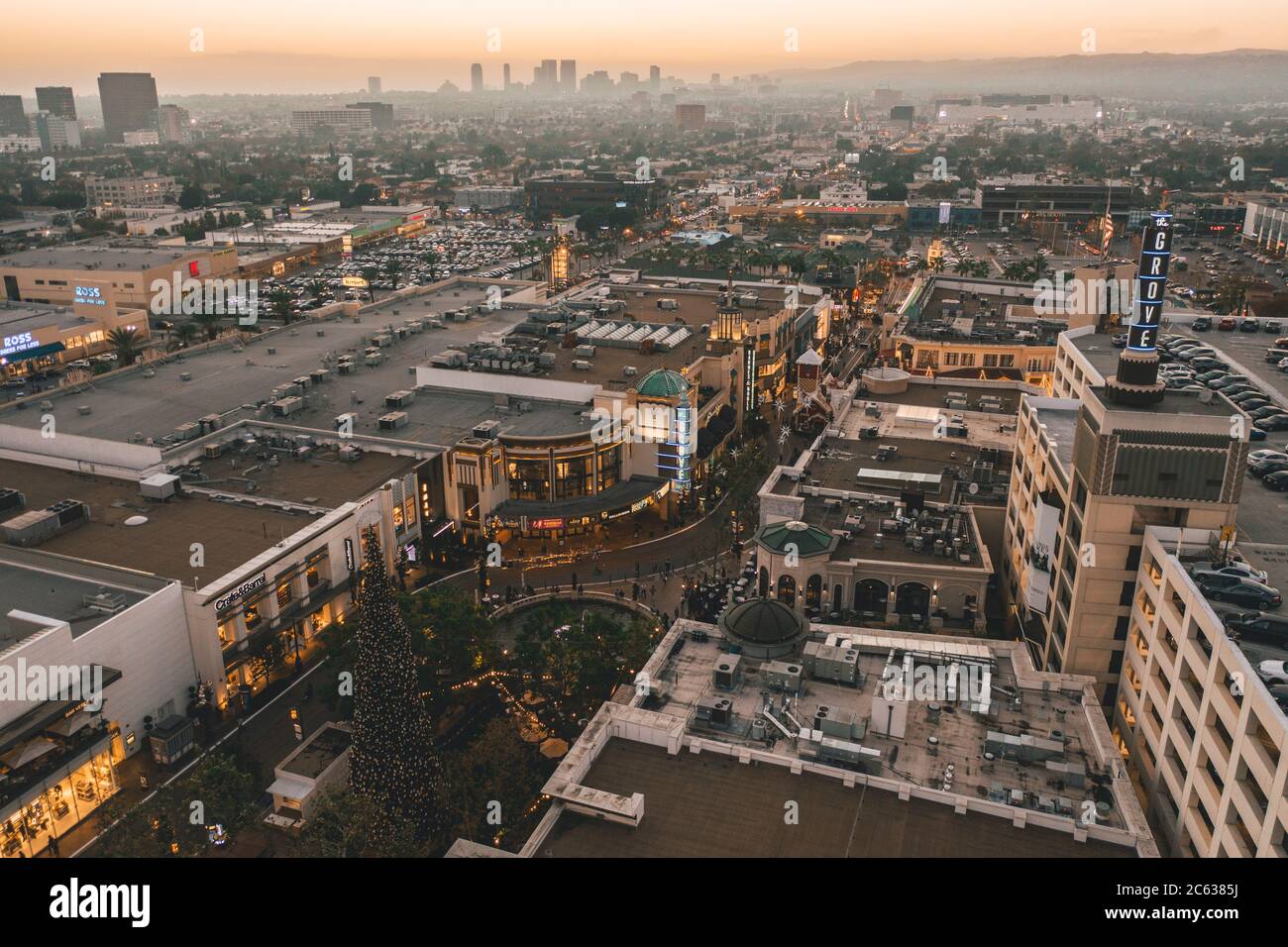 Das Grove Shopping Center in Los Angeles bei Sonnenuntergang mit Geschäften und Hollywood Skyline in der Ferne HQ Stockfoto