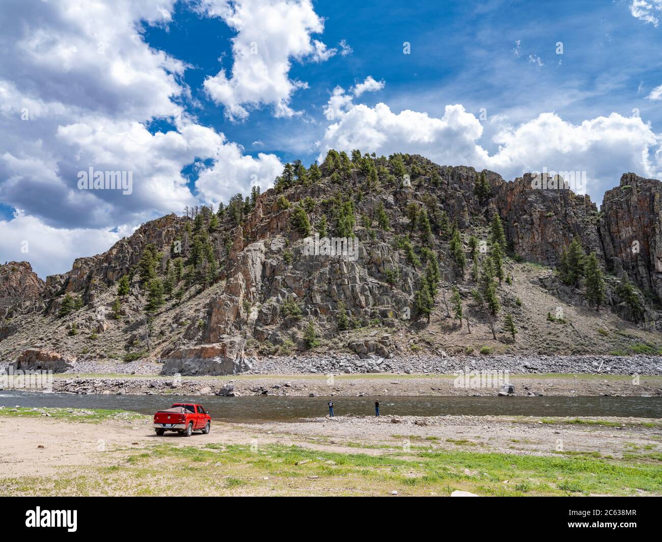 Red Truck geparkt am Gunnison River, Colorado beim Angeln. Stockfoto