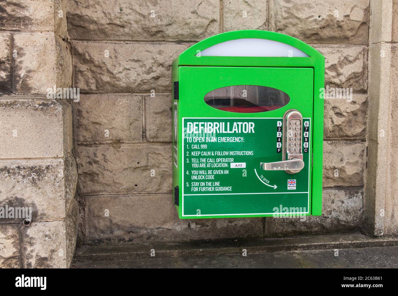 Ein Defibrillator, der an der Wand der Pfarrhalle in Barnard Castle, England, Großbritannien, montiert ist Stockfoto