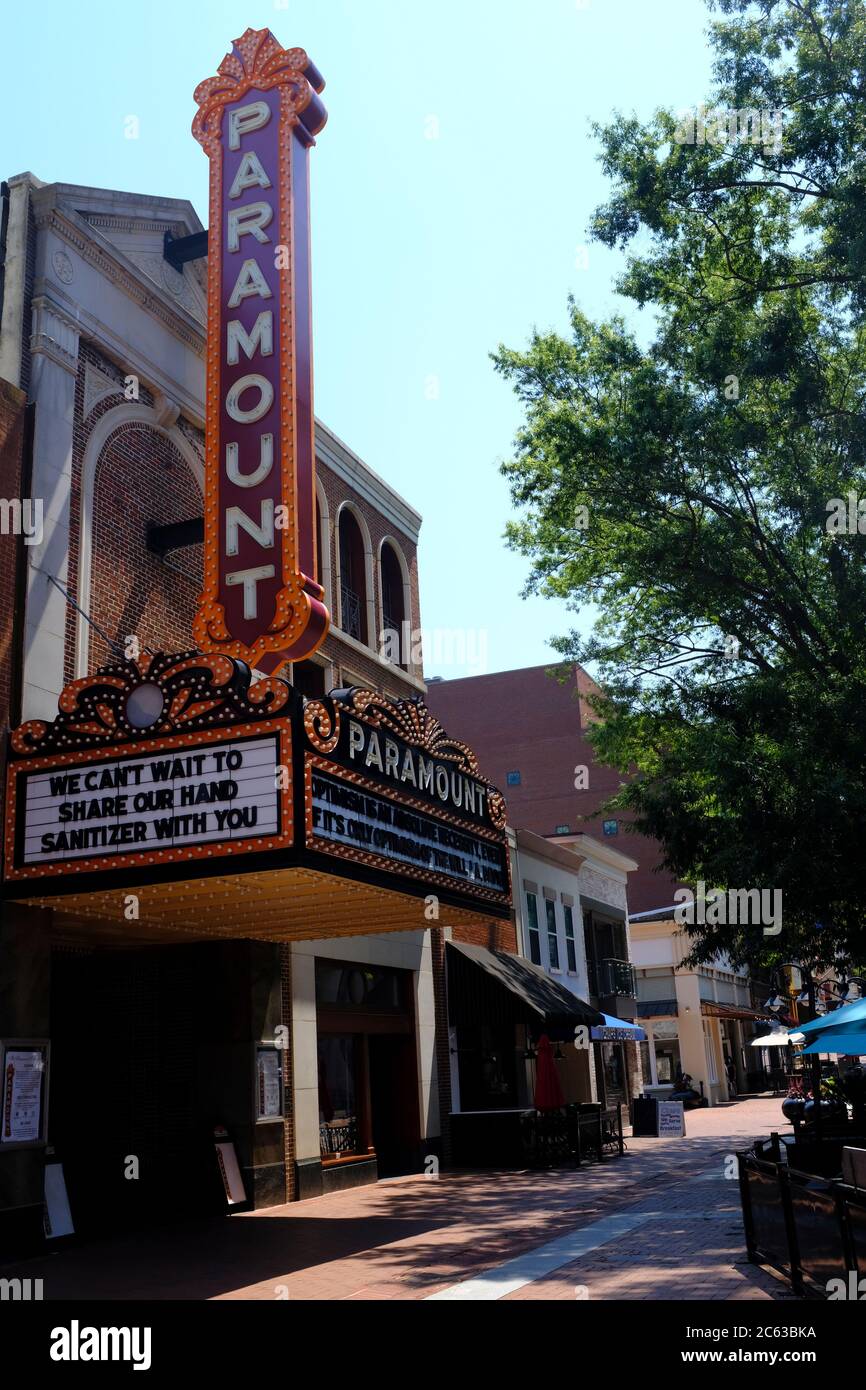 Das Paramount Theater in Charlottesville, Virginia mit dem Festzelt mit der Aufschrift "Wir können es kaum erwarten, unsere Handdesinfektionsmittel mit Ihnen zu teilen." Geschlossen wegen Covid Stockfoto