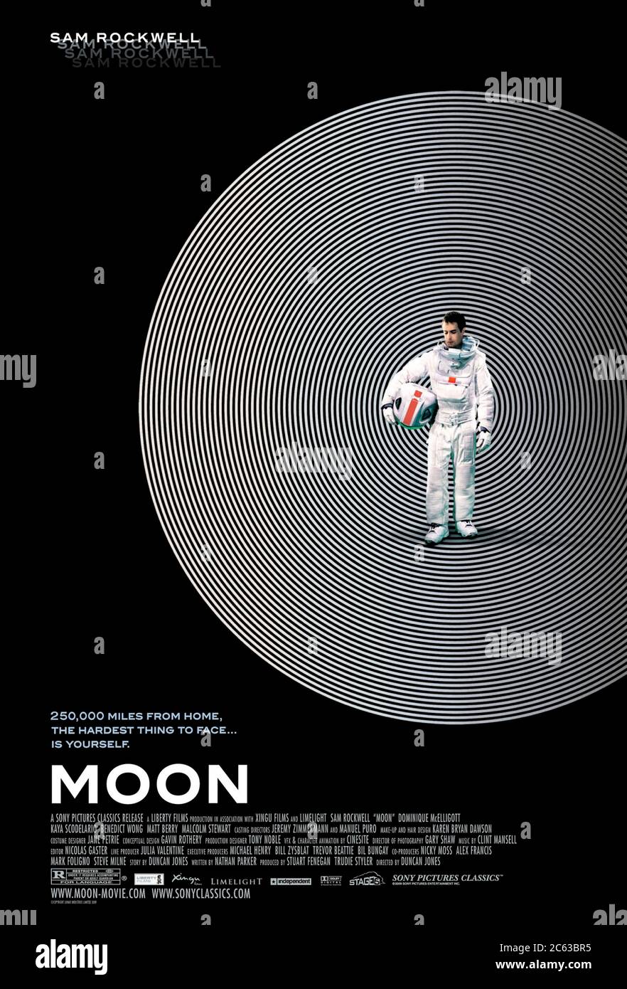Moon (2009) Regie: Duncan Jones mit Sam Rockwell, Kevin Spacey und Dominique McElligott. Ein Astronaut, der am Mond arbeitet, entdeckt, dass sein Ruhestand früher als geplant kommen kann. Stockfoto