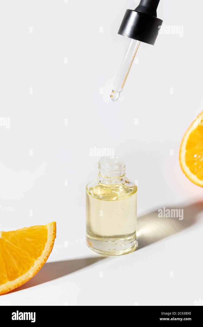 Kosmetische Hyaluronsäure und Orange auf Weiß. Nahaufnahme. Anti-Cellulite-Pflege. Stockfoto
