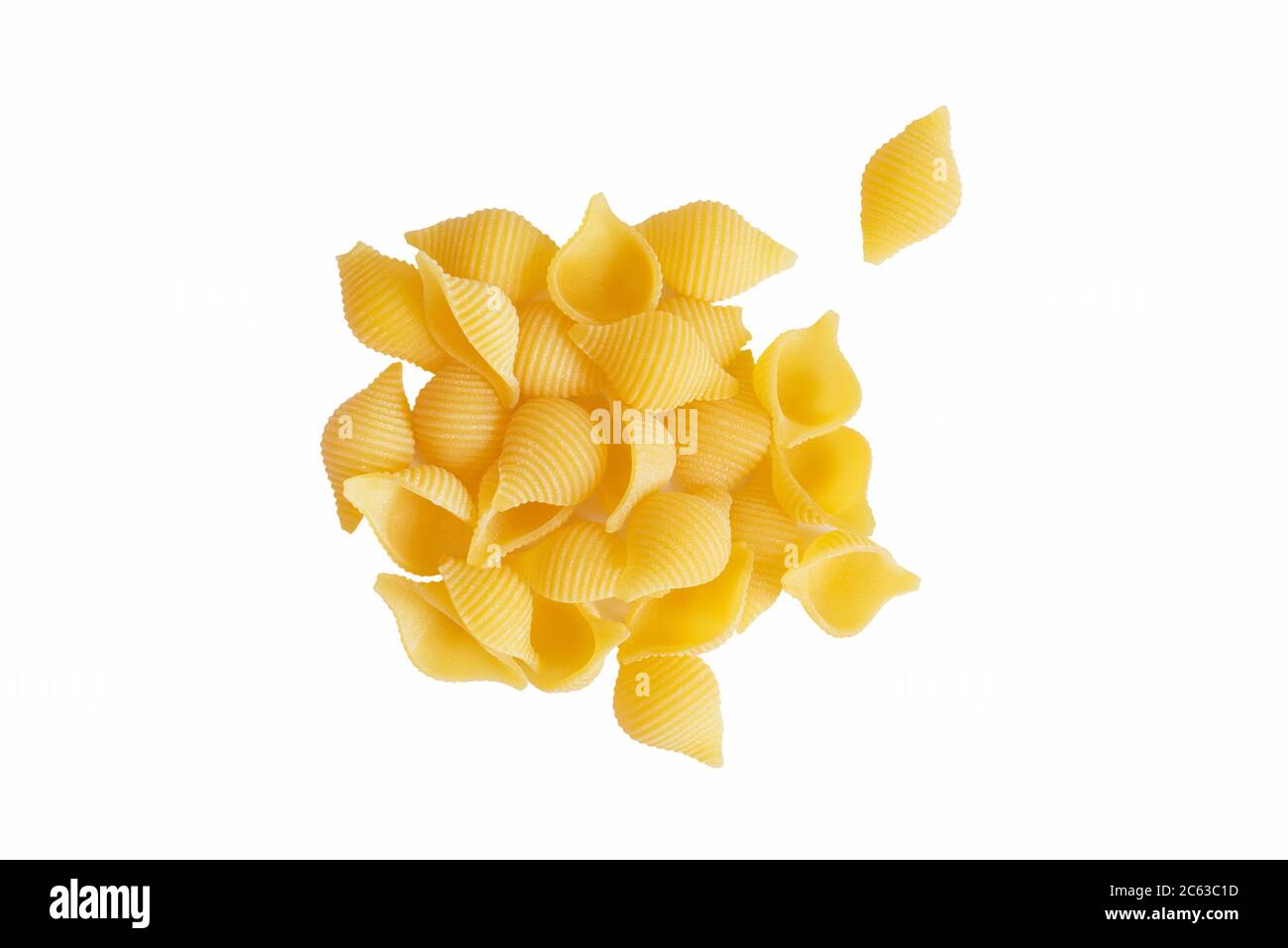 Rohe Bio-Shell-Pasta. Eine Menge traditioneller italienischer Muschelgerichte, isoliert auf weißem Bachboden. Italienische Küche. Unbekochte getrocknete Conchiglie Draufsicht Stockfoto