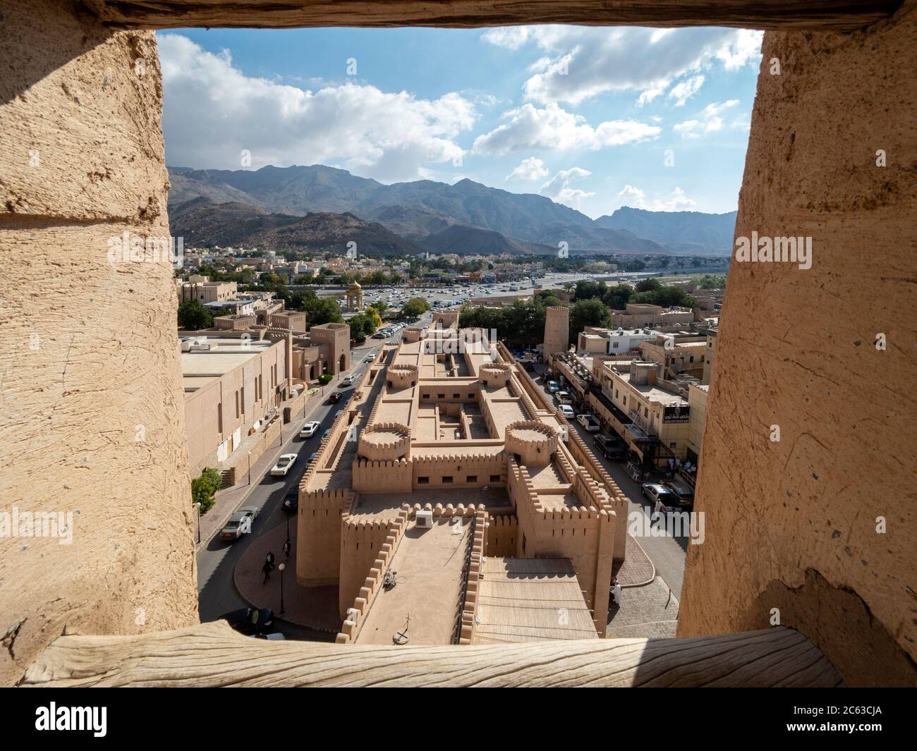 Im Inneren des Nizwa Fort, mit Blick auf die Nizwa suoq, Sultanat von Oman. Stockfoto