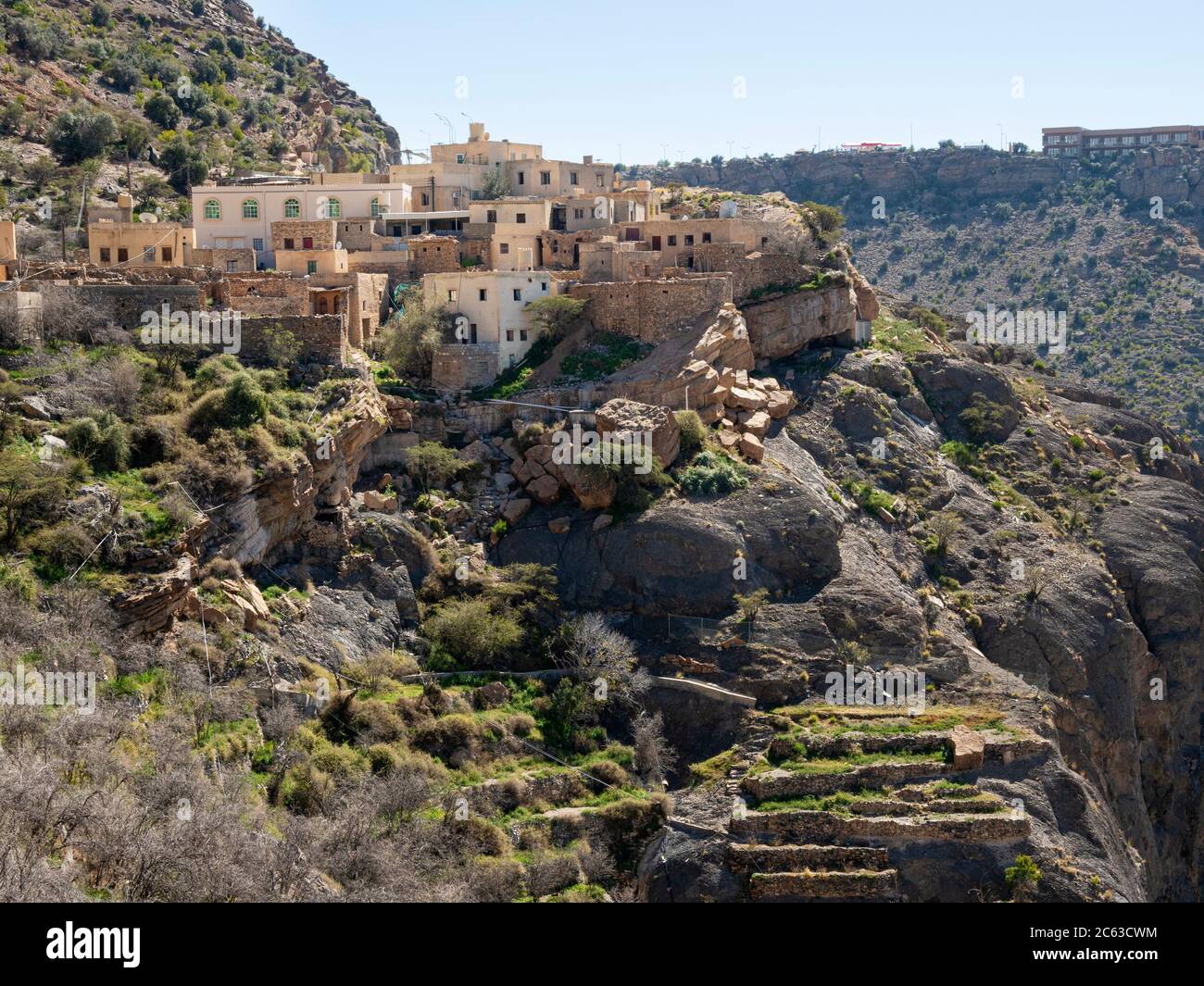 Terrassenförmige Gärten säumen die Klippen in der Nähe traditioneller Dörfer des Sayq-Plateaus, Sultanat von Oman. Stockfoto