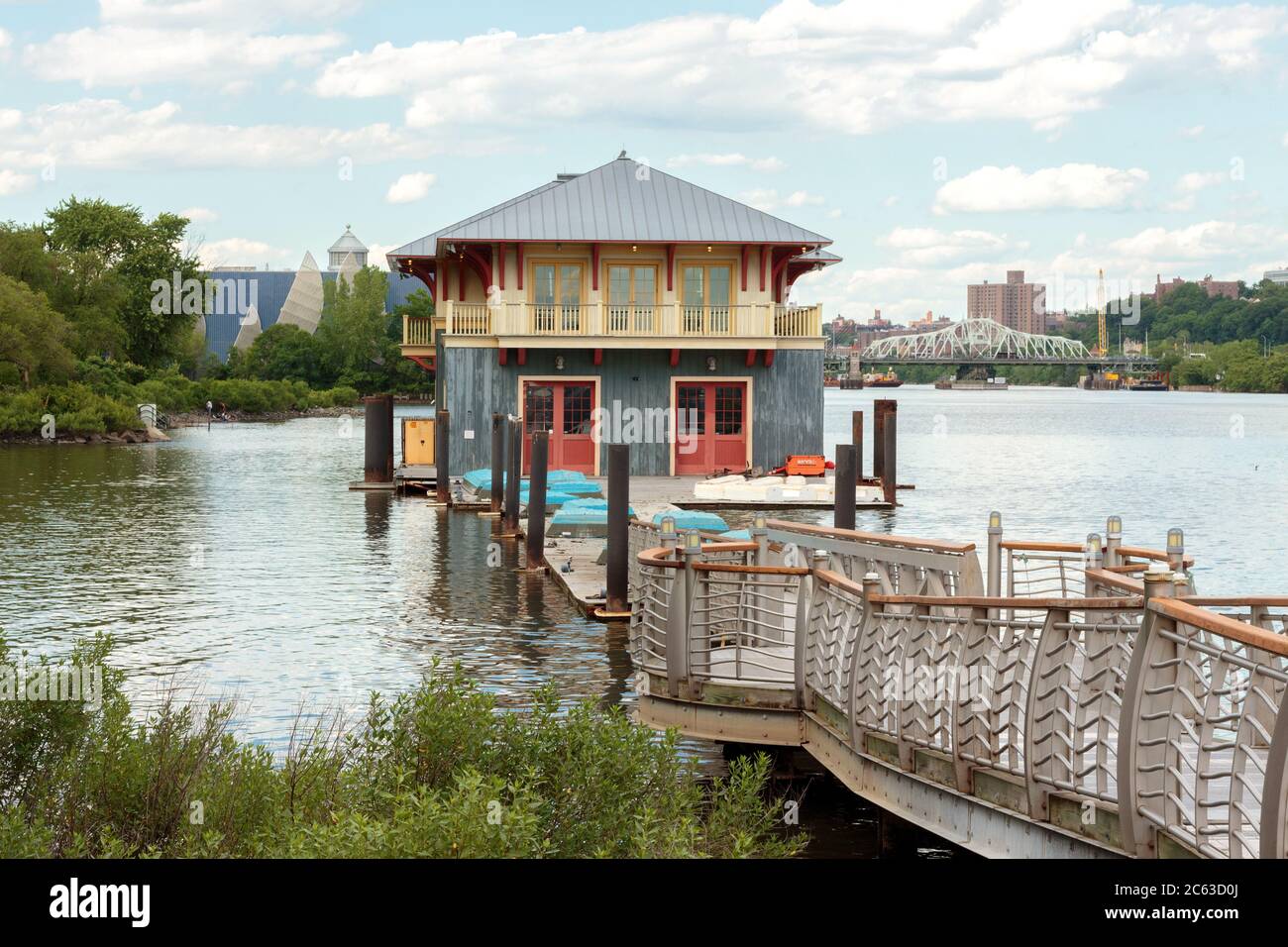 Das Peter Jay Sharp Boathouse am East River oder Harlem River an der Nordspitze Manhattans Stockfoto