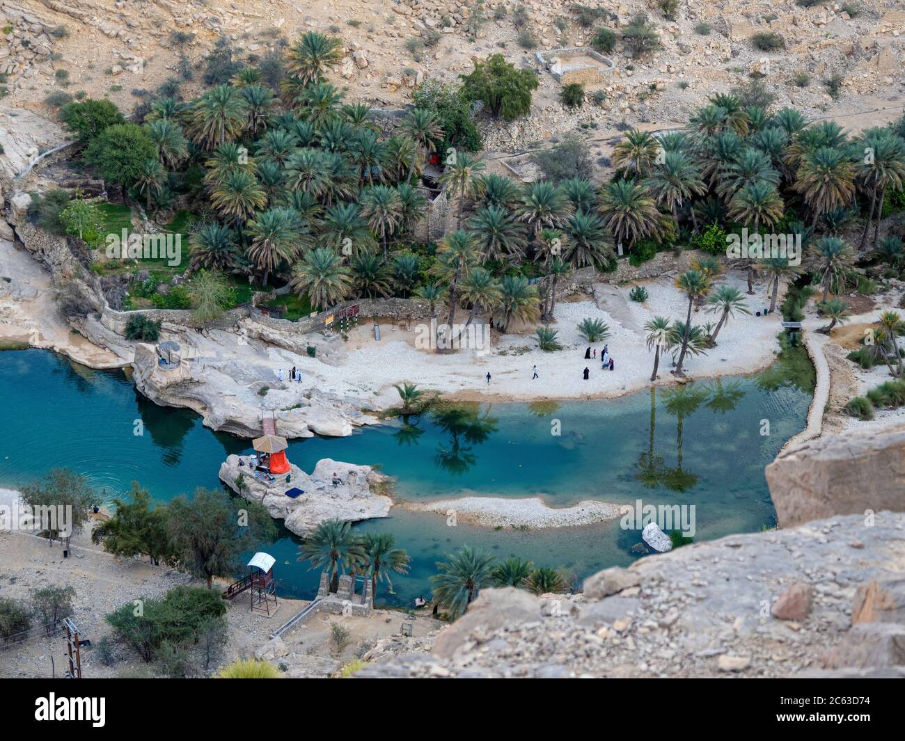 Natürliche Schwimmbäder, die durch Hochwasser im Wadi Bani Khalid, Sultanat von Oman, gebildet werden. Stockfoto
