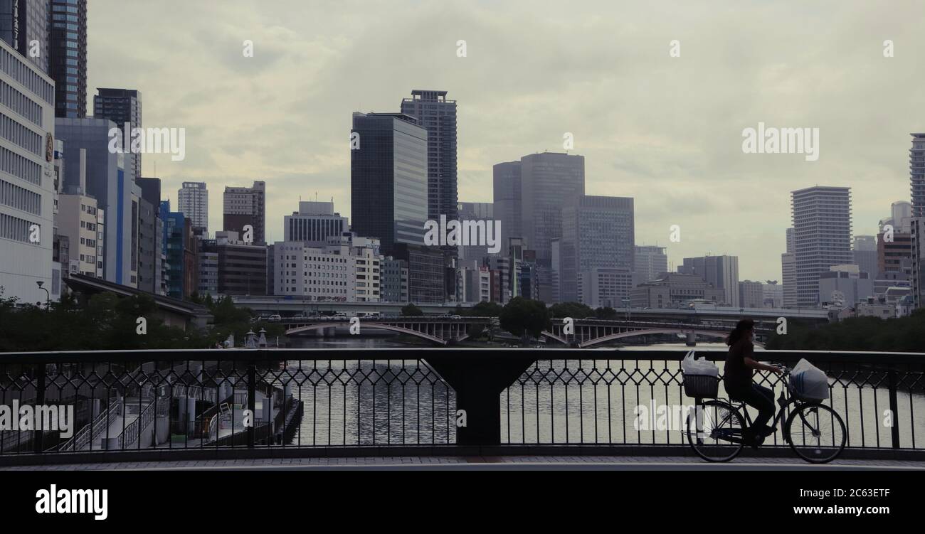 Osaka (Japan) - Stadtpanorama von der Yodogawa-Flussbrücke Stockfoto