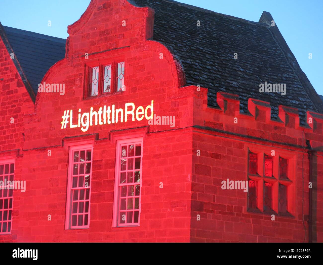 Delapre Abbey wird im Rahmen der Kampagne "Light IT in Red" in Notrot beleuchtet, um auf eine Finanzierungskrise im Kunst- und Kulturbereich aufmerksam zu machen. Stockfoto