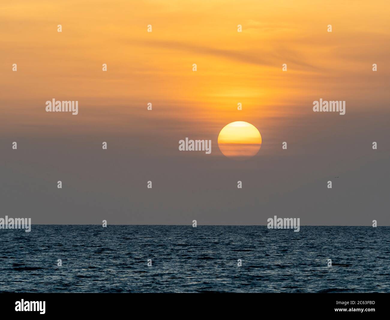 Sonnenuntergang durch die Sahara Staub über dem Golf von Mexiko von Venedig Florida USA Stockfoto