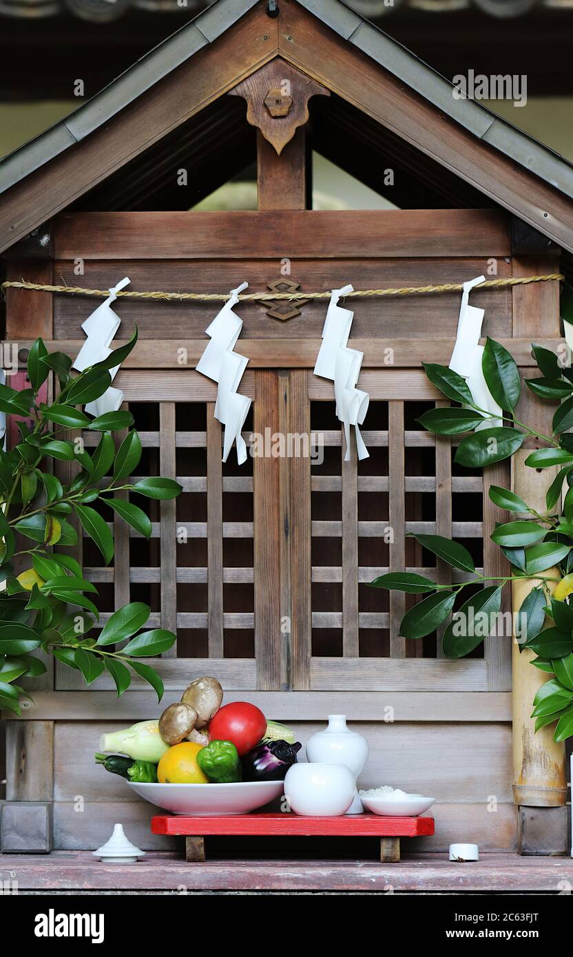 Opfergaben an die Gottheit in einem japanischen Shinto-Schrein Stockfoto