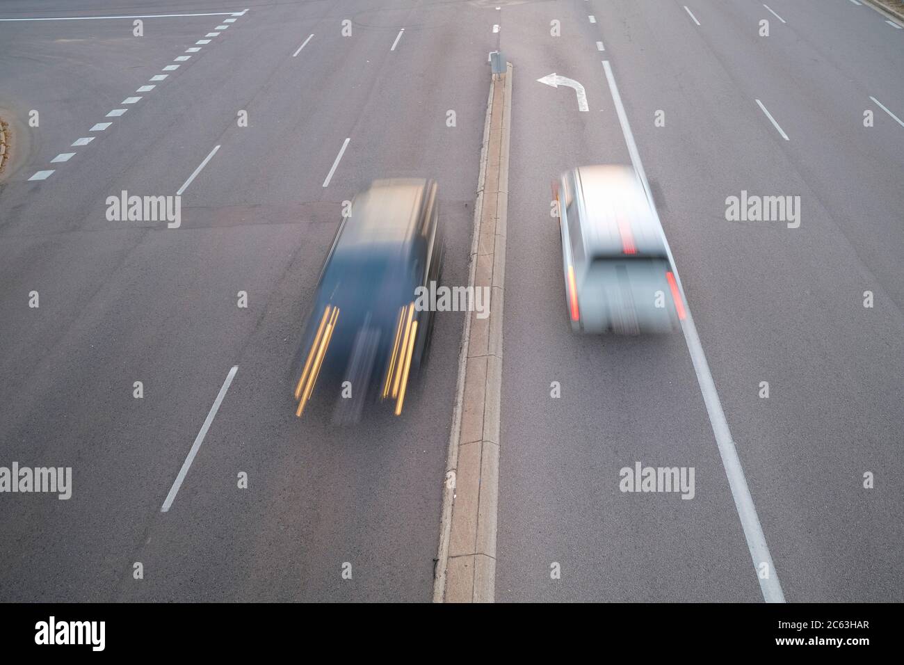 Blick auf Autos, die auf einer Straße zoomen Stockfoto