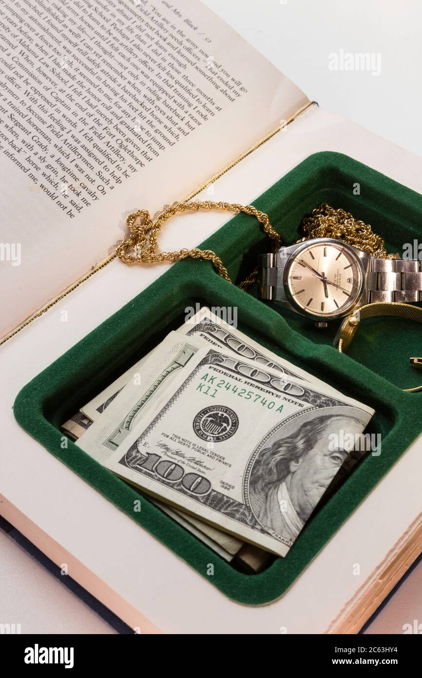Ein Buchsafe bietet sicheren Stauraum für Wertsachen in einem privaten Wohnsitz, USA Stockfoto