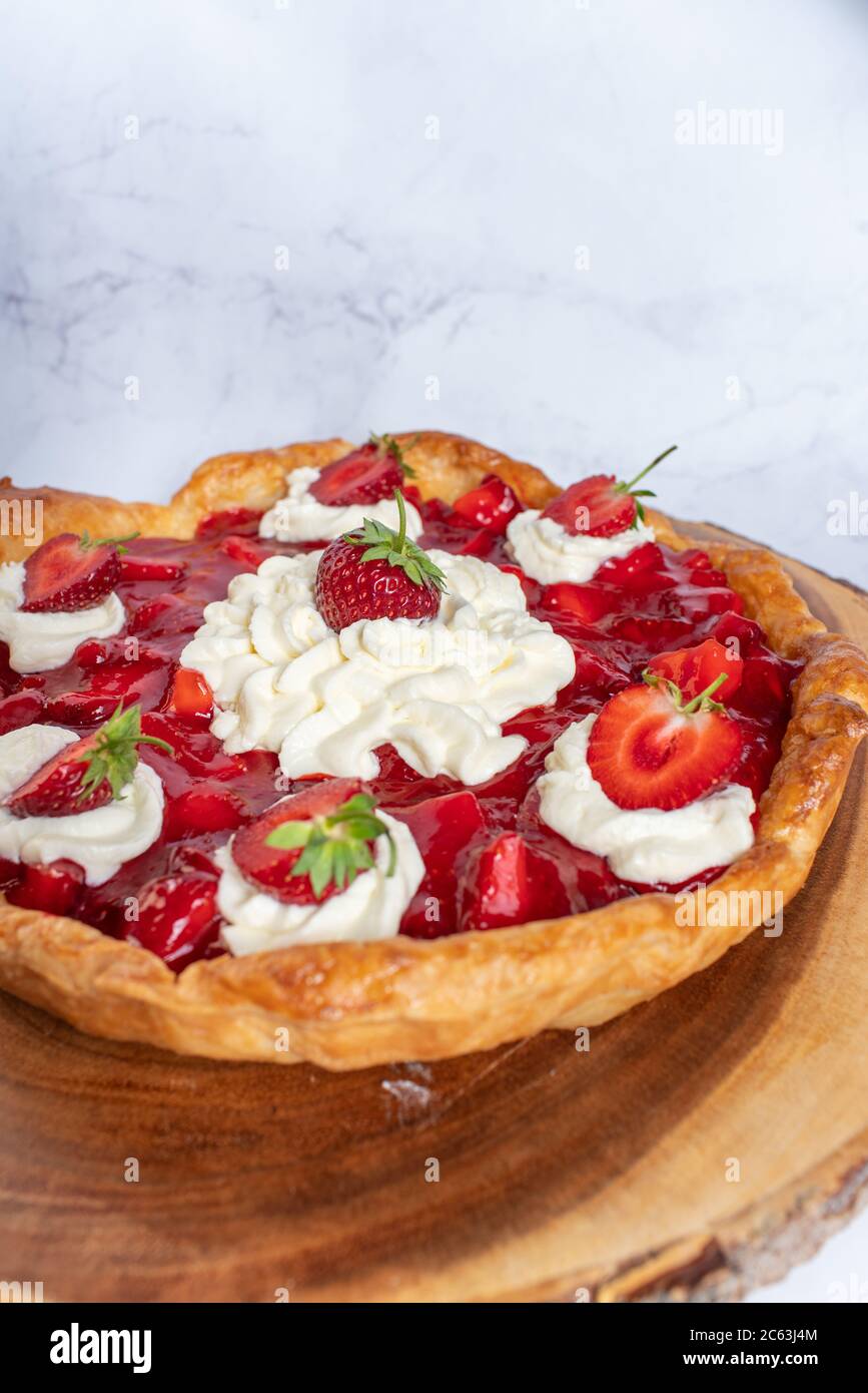 Hausgemachte Erdbeerkuchen mit Peitschencreme auf weißem Hintergrund Stockfoto