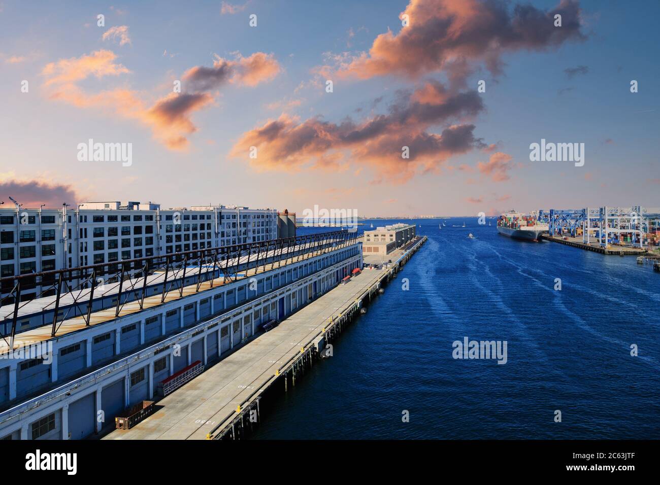 Boston Cruise Harbour Channel bei Dämmerung Stockfoto