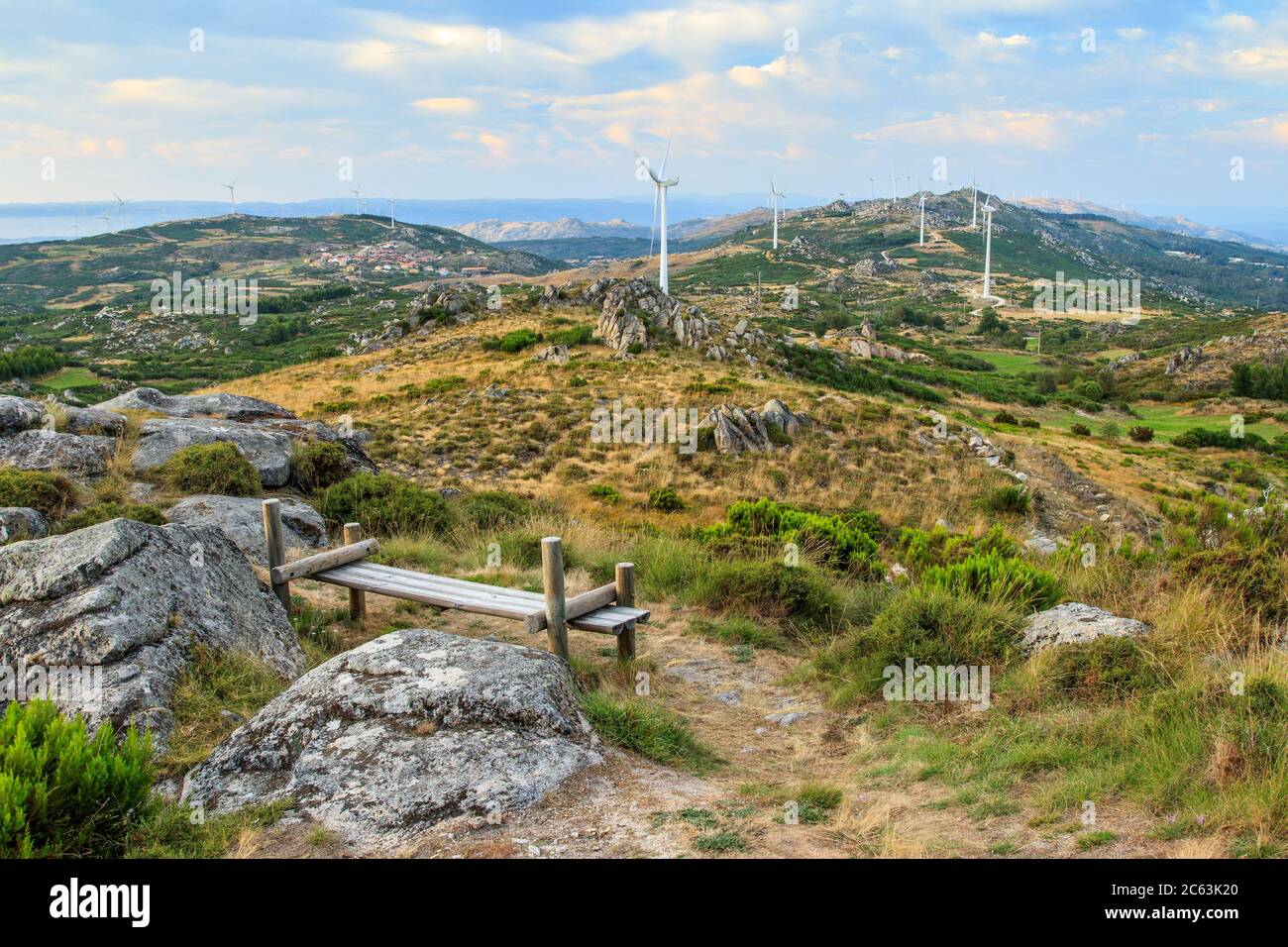 Schöne Landschaft von Serra do Caramulo in Portugal, bei Sonnenuntergang, mit Holzbank im Vordergrund als Aussichtspunkt für die lange Sicht. Stockfoto