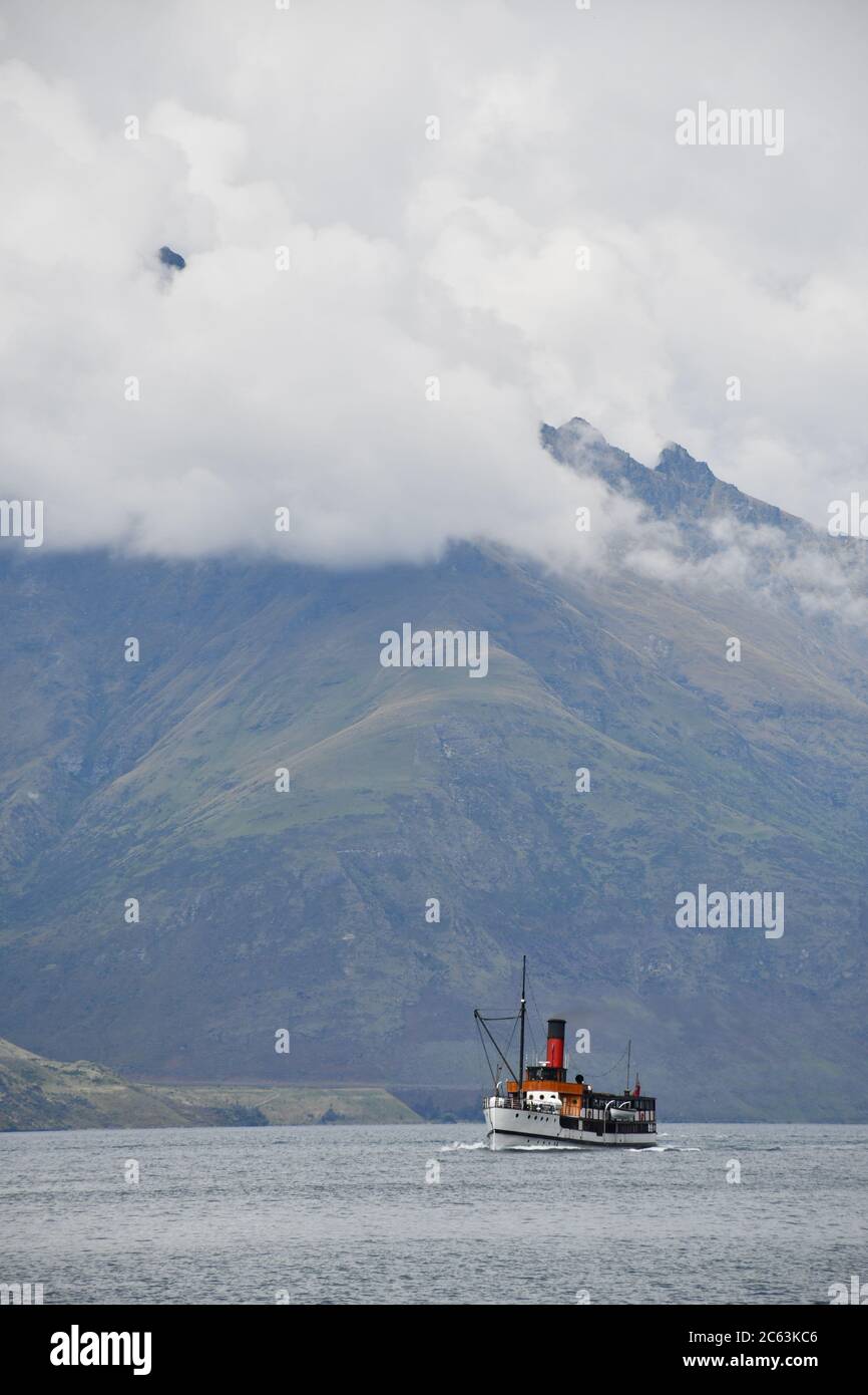 Dampfschiff Earnslaw, Queenstown. Historisches Schiff auf See in South Island, Neuseeland Stockfoto