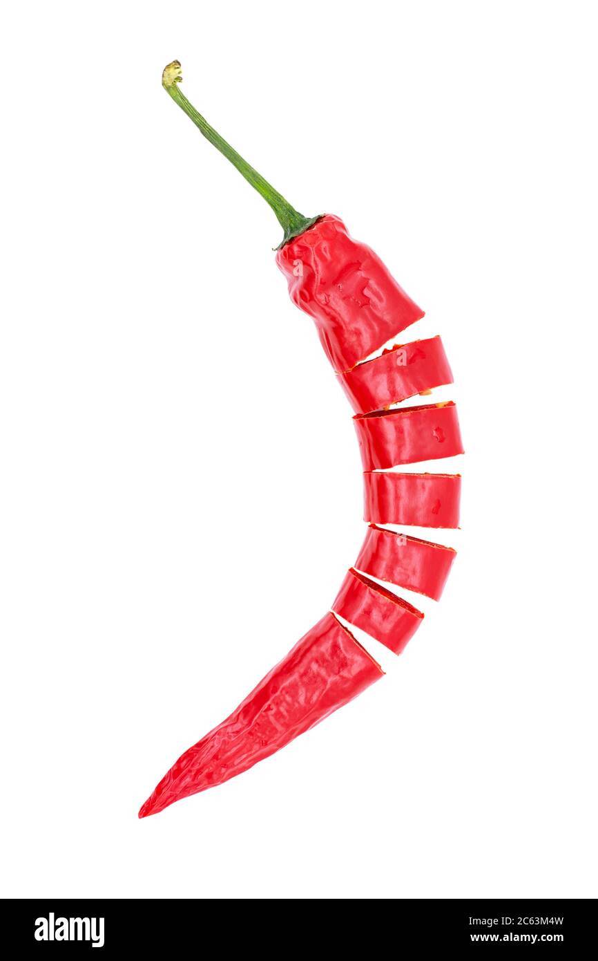 Rote Chili, in Scheiben geschnitten. Isoliert auf Weiß. Die Scheiben Pfeffer Stockfoto