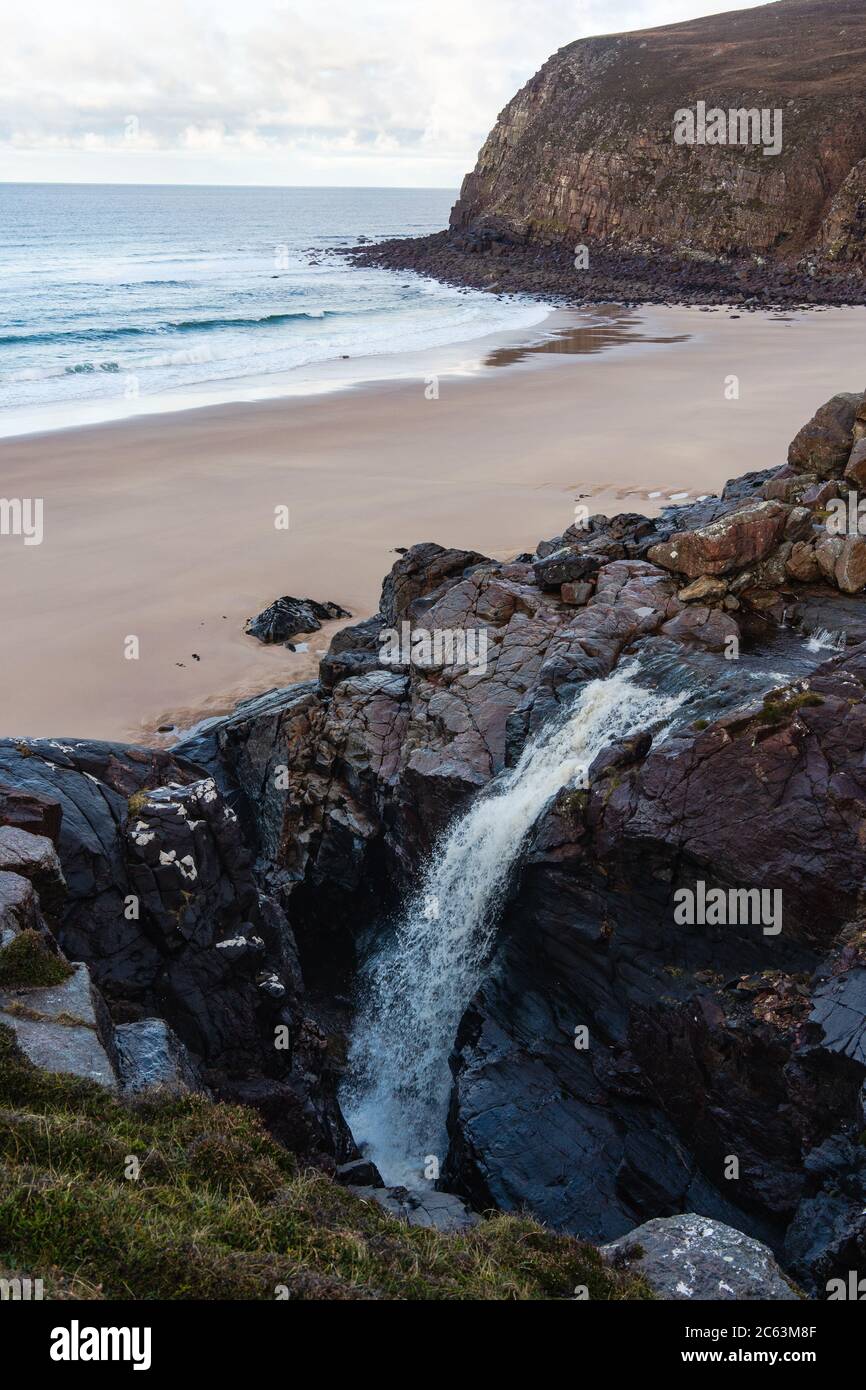 Wasserfall an einem abgelegenen schottischen Strand Stockfoto