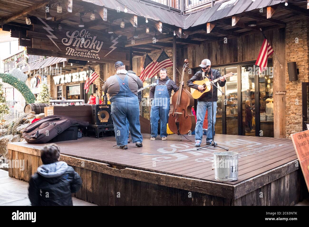Eine Gruppe von Musikern spielt Hillbilly-Musik auf der Bühne im Ole Smoky Moonshine Einkaufszentrum in Gatlinburg, Tennessee, USA Stockfoto