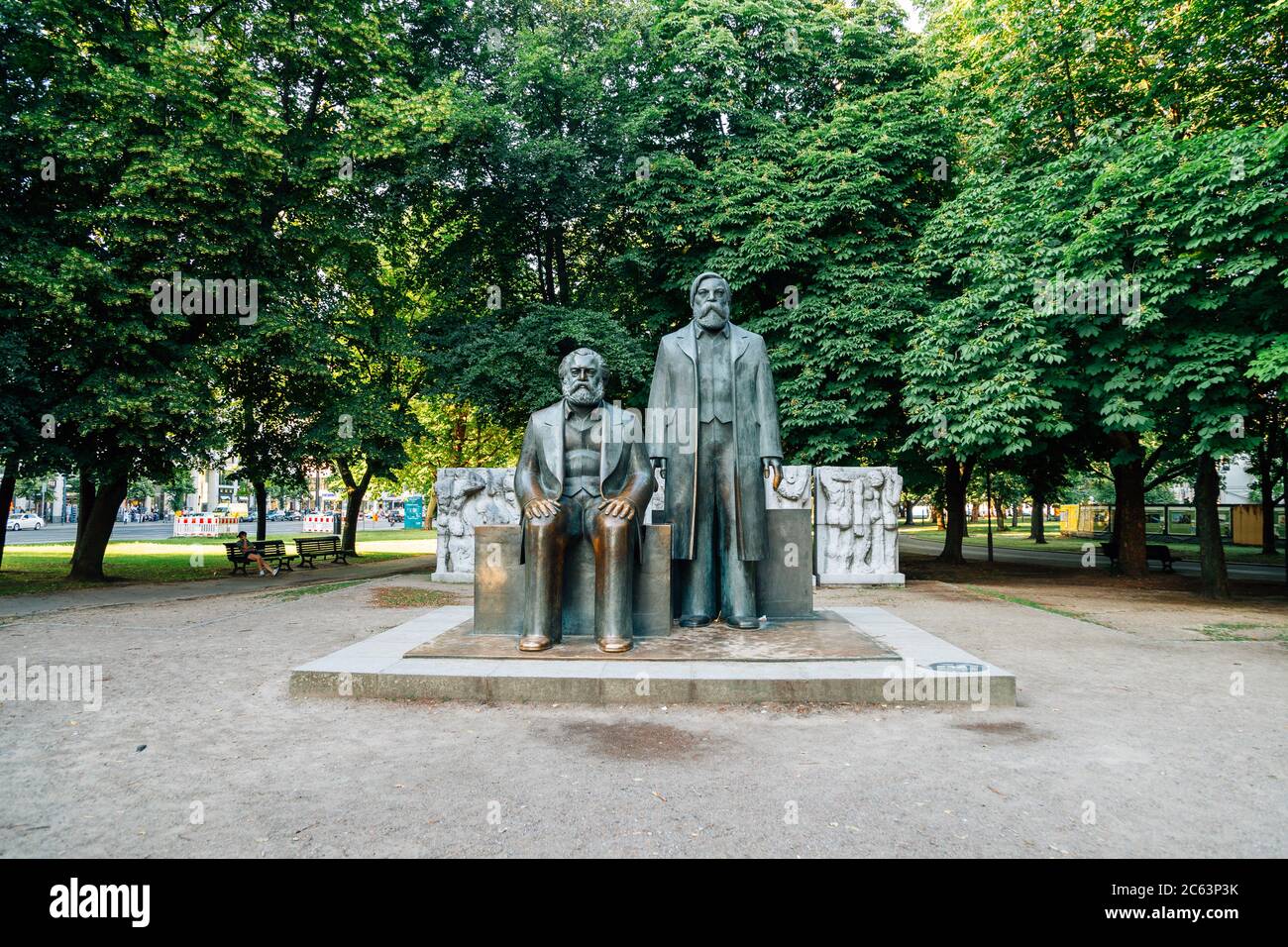 Berlin, 7. Juni 2019 : Karl Marx und Friedrich Engels Statue im öffentlichen Park Marx-Engels-Forum Stockfoto
