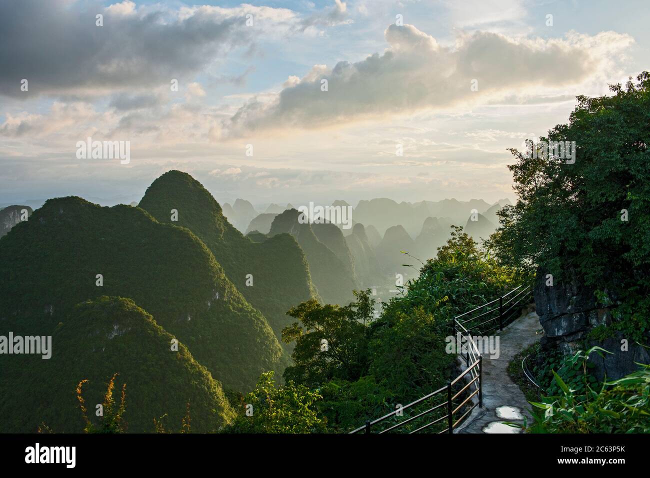 Landschaftlich schöner Blick auf Kalksteinberge oberhalb von Yangshuo Stockfoto