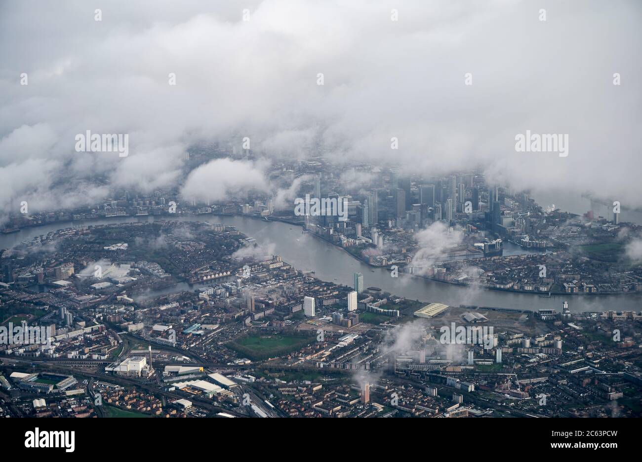 Atemberaubende Drohnenansicht des ruhigen Flusses und der modernen Gebäude in Madrid durch Wolken Stockfoto