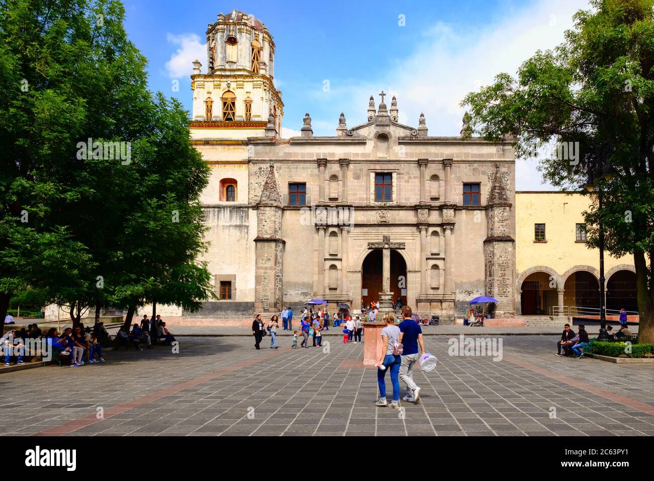 Kolonialkirche im historischen Viertel Coyoacan in Mexiko-Stadt Stockfoto