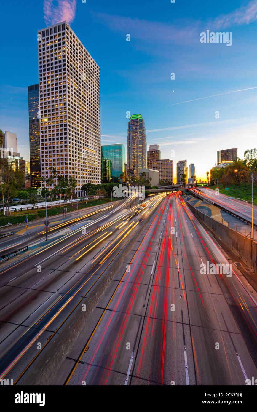 Los Angeles, Kalifornien, USA Skyline und Autobahnen in der Innenstadt Stockfoto