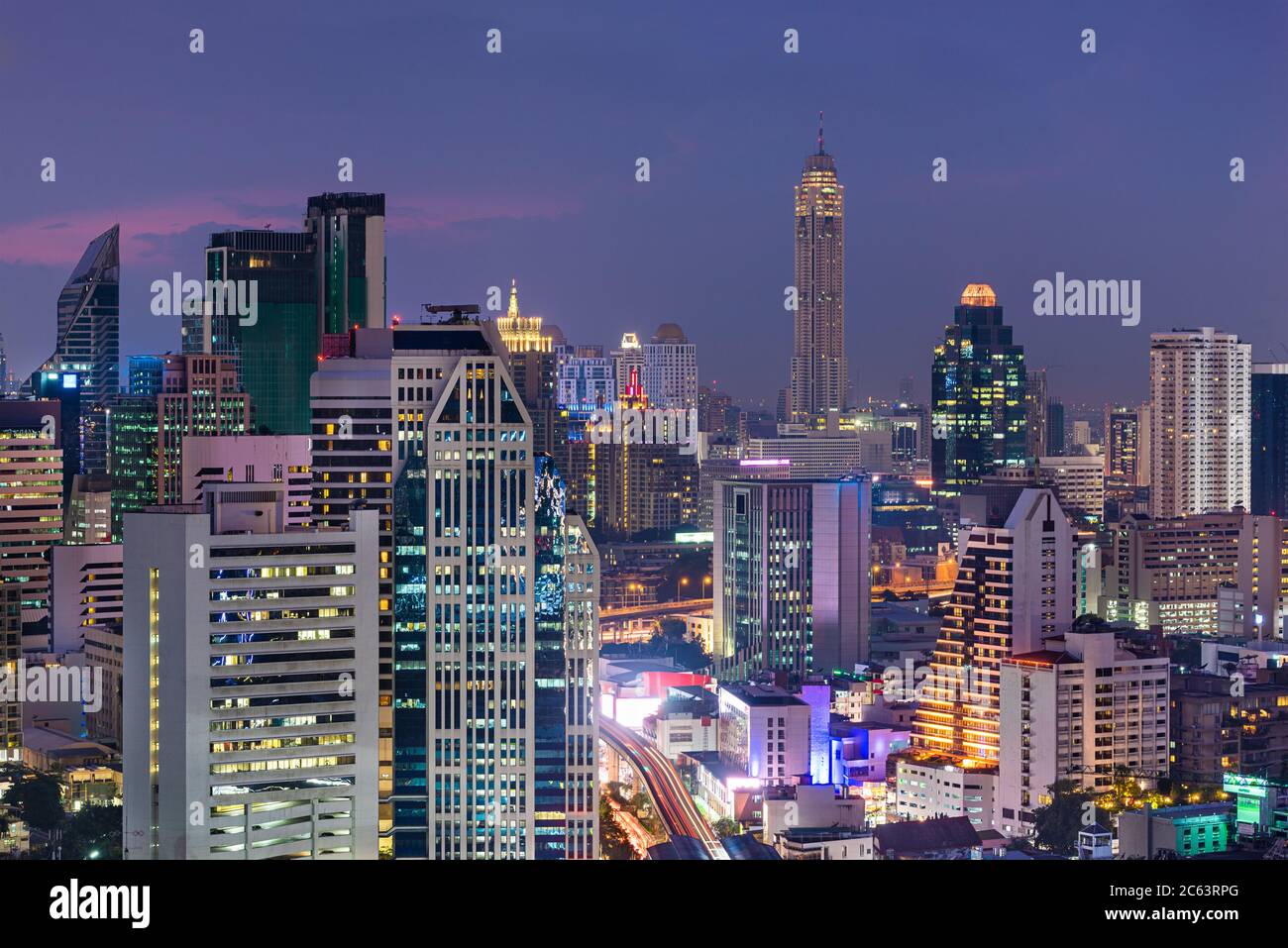 Bangkok, Thailand dichtes Stadtbild von oben bei Dämmerung. Stockfoto