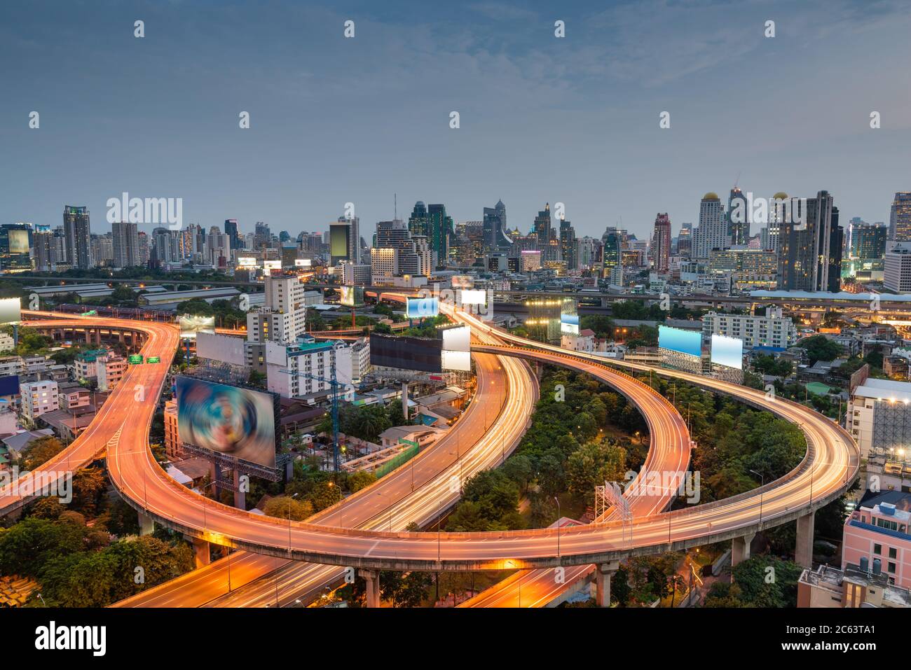 Bangkok, Thailand Stadtbild bei Dämmerung mit Autobahnen Stockfoto