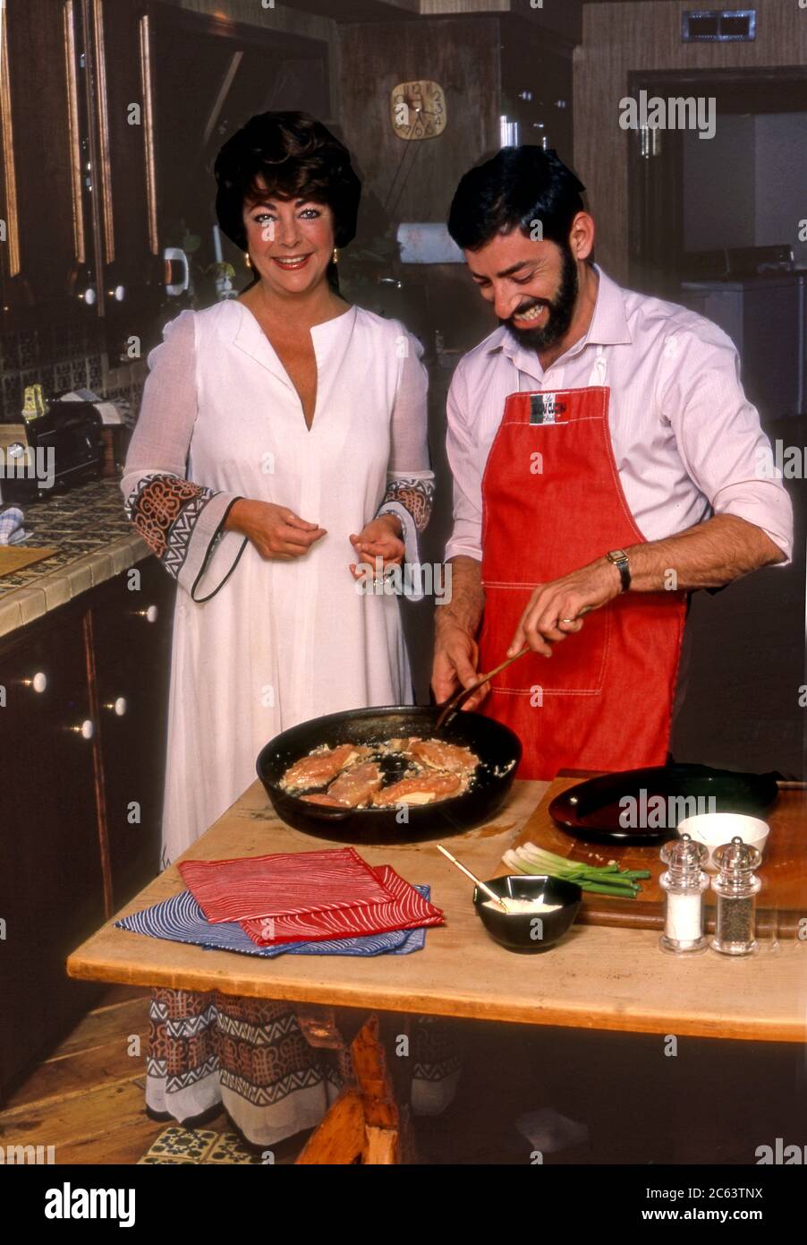Elizabeth Taylor bekommt eine Schnuckstunde von Küchenchef Nick Grippo in ihrem Bel Air Zuhause. Stockfoto