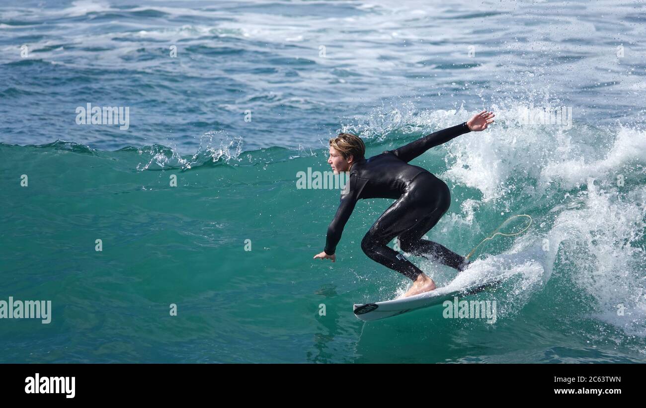 Teenager-Surfer auf einer Welle Stockfoto
