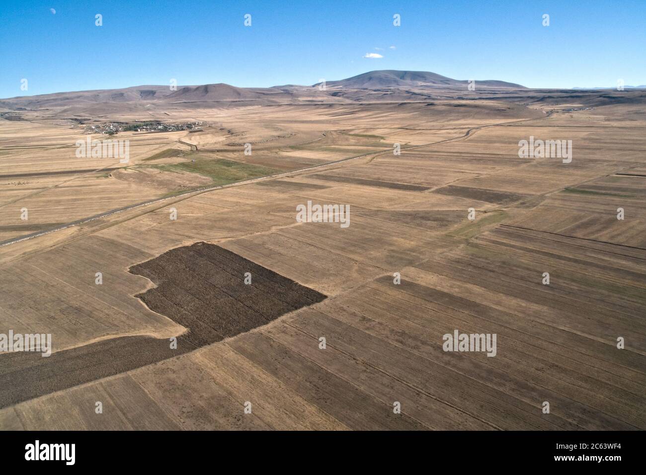 Luftaufnahme von Ackerland auf den türkischen Steppen in der Nähe der Stadt Kars und der armenischen Grenze in der östlichen Anatolien Region im Nordosten der Türkei. Stockfoto