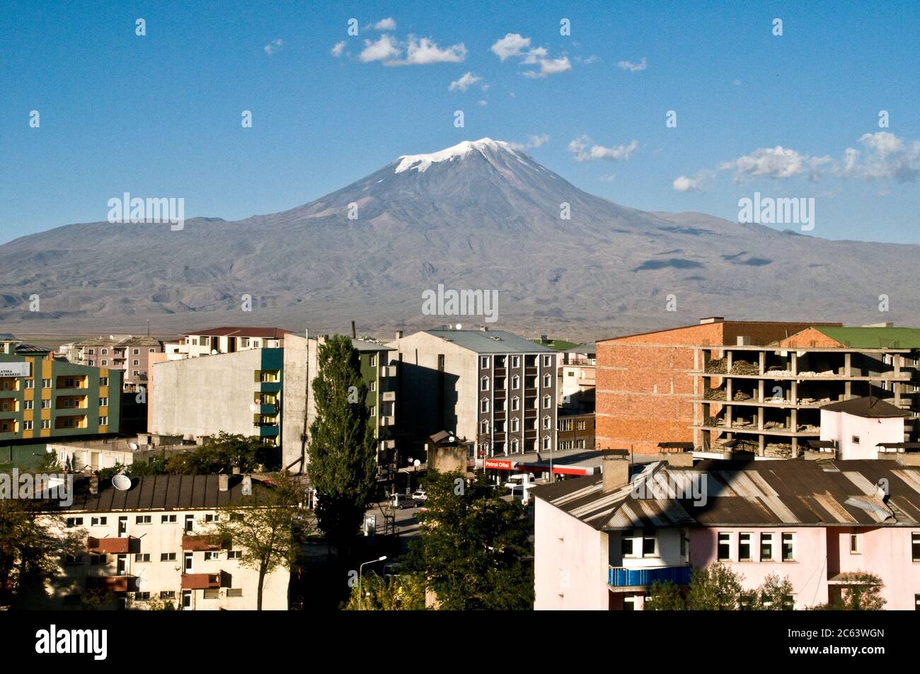 Der Berg Ararat, oder Agri Dagi, eine schneebedeckte ruhenden Vulkanmassiv thront über der Stadt Dogubeyazit in der östlichen Anatolien, Türkei. Stockfoto