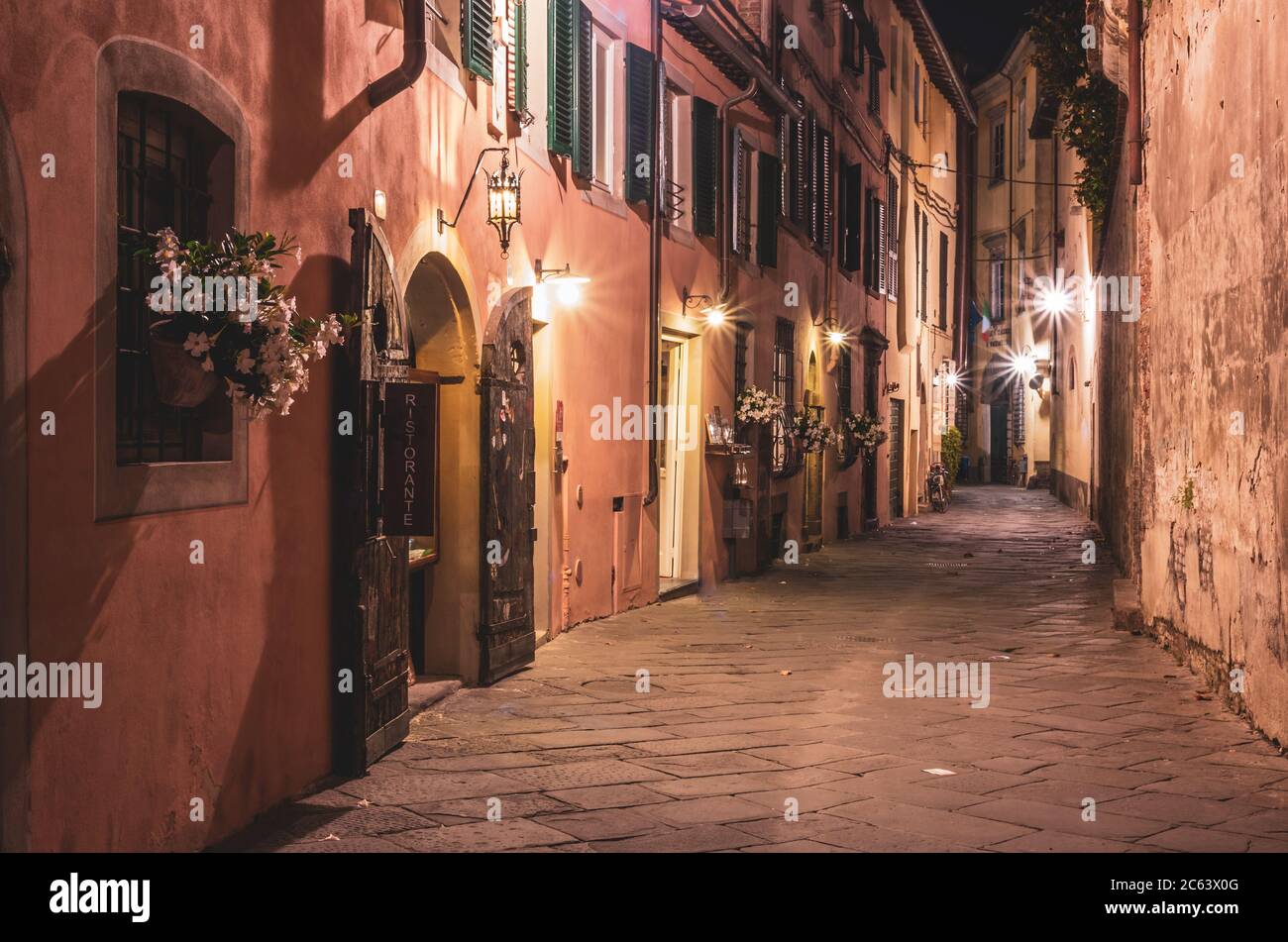 Via Degli Angeli Bei Nacht Eine Der Schonen Strassen In Der Altstadt Von Lucca Toskana Italien Stockfotografie Alamy