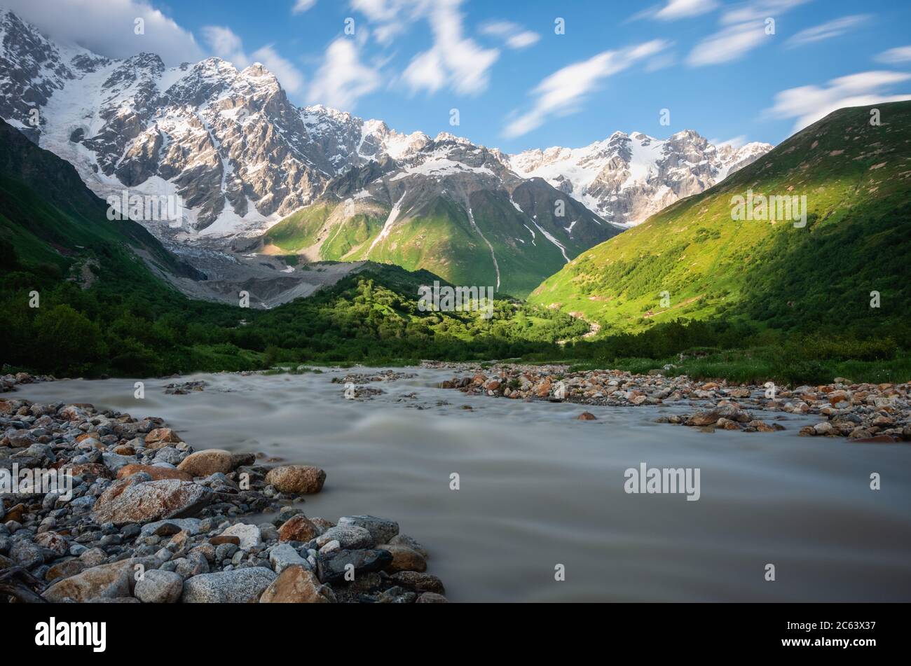 Enguri Fluss mit Mt Shkhara und Shkhara Gletscher, Ushguli, Svaneti, Georgia. Stockfoto