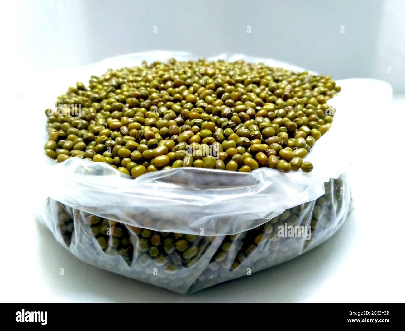Grüne Mungbohnen auch als Mung Dal, Vigna Radiata, Grüne Bohnen oder Moong Dal isoliert auf weißem Hintergrund bekannt Stockfoto