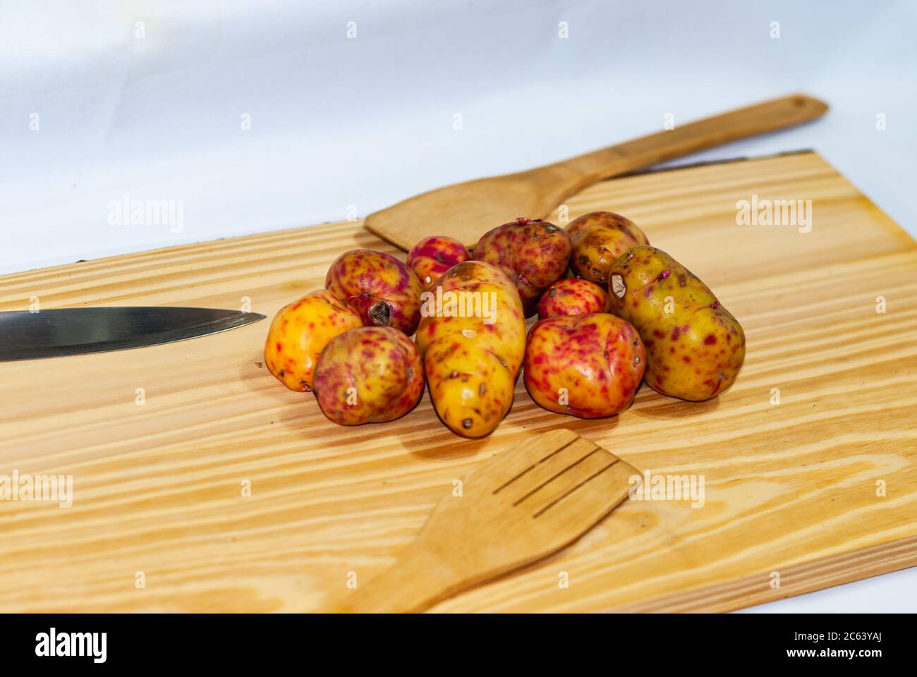 Regionale Kartoffeln aus den Anden auf einem Markt in Peru, Bolivien, Argentinien, Südamerika auf einem Holztisch. Selektiver Fokus Stockfoto